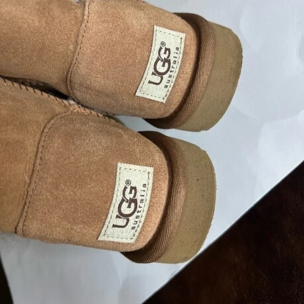 UGG Bailey Button II  Size 6